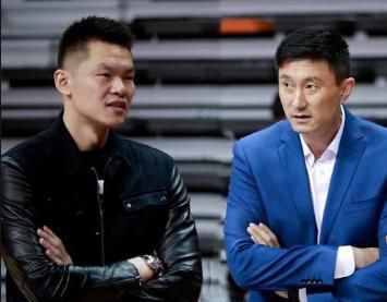 亲切的金子桌子上打扑克